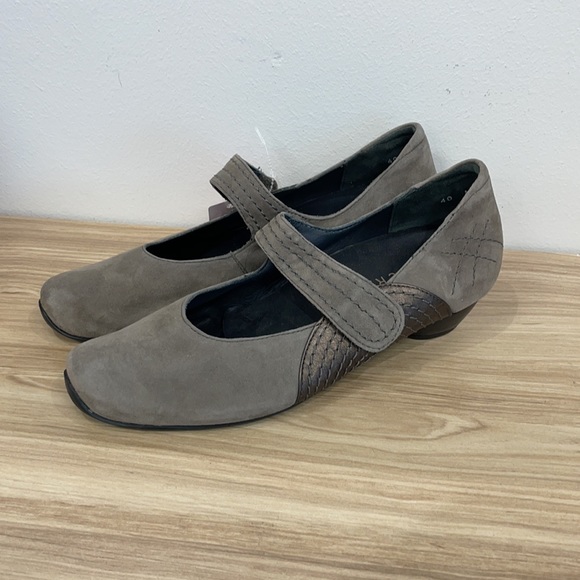 Low heel Ziera pumps (great for arch support & stability) - Picture 2 of 3